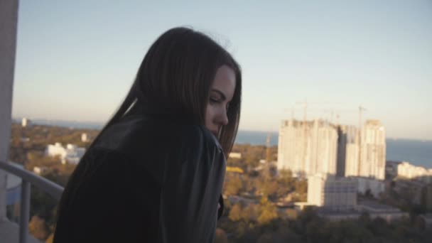 高層階から高層建築物を見ている金髪の女性 — ストック動画