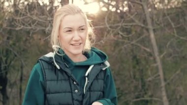 Genç kadın bir ara sonra çalışan ve nefes açık