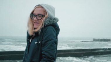 Genç kız plajda gülümseyen ve kameraya gülme