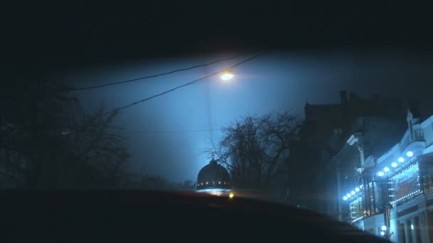 Cúpula de la Iglesia Ortodoxa en Odessa mientras llueve en el crepúsculo — Vídeos de Stock