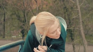 Genç kadın bir ara sonra çalışan ve nefes açık