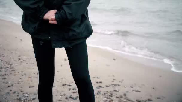Flickan promenerar på stranden i slutet av våren — Stockvideo