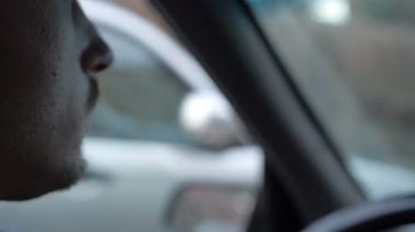 Genç adam Sigara İçilmeyen güneşin doğuşunu sürüş sırasında