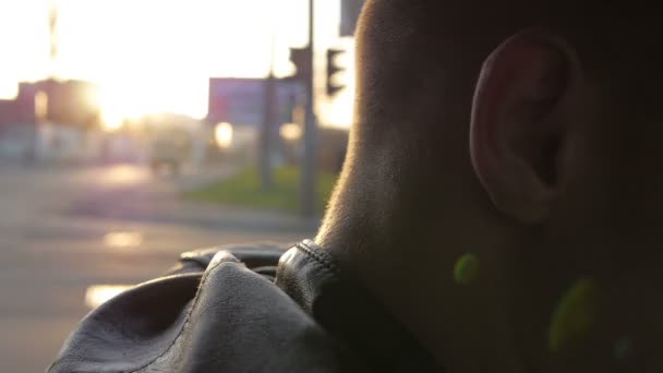 Un joven fumando cigarrillos mientras conduce al amanecer. Vista en primera persona — Vídeo de stock