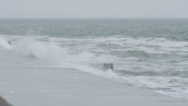 Морська буря наближається до пляжу — стокове відео