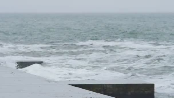Морська буря наближається до пляжу. Камера не рухається — стокове відео