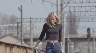 Demiryoluna yürüyüş ve gülümseyen genç güzel kız