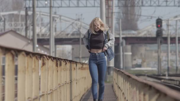 Mooi meisje lopen op de trein en neemt van jeans jasje — Stockvideo