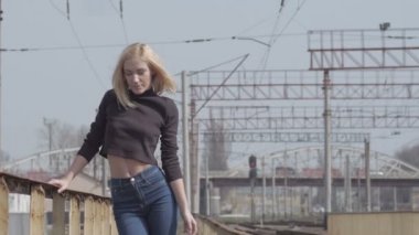 Demiryoluna yürüyüş ve gülümseyen genç oldukça utangaç modeli