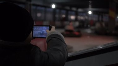 Yolculuk carting cep telefonunda çekim çocuk