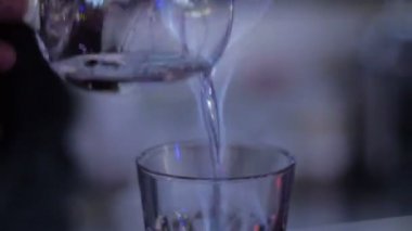 Barmen ile iki kadeh kokteyl gece kulübünde yapar.