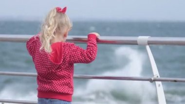 Genç sarışın kız bak sahilde, denizde gülümseyen ve geriye dönüp baktığımda