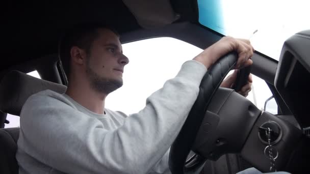 Jovem dirigindo um carro — Vídeo de Stock