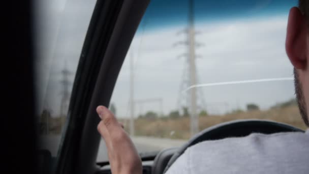 Uomo alla guida di una macchina in una vista posteriore — Video Stock