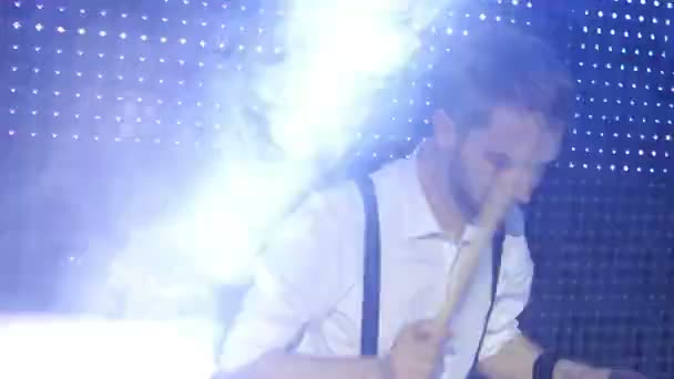Hombre tocando la batería eléctrica en un concierto de rock — Vídeo de stock