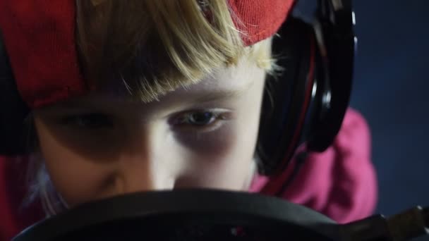 Niña en auriculares escuchando música en un estudio de grabación — Vídeo de stock