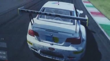 Odessa, Ukrayna - 7 Ekim 2015: Çocuk oyunlarında bir arabayı kullanan bir bilgisayar oyunu