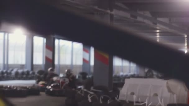 Conductores de karting en las carreras de karts revisando sus coches — Vídeos de Stock