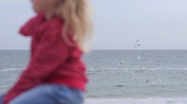 Küçük kız denizde, rüya seegull seyir