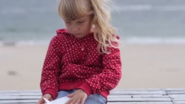 Küçük kız denizde, rüya defter saygısız