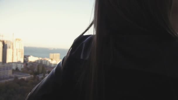 Blond Womanon hoge vloer bij gebouwen achtergrond — Stockvideo
