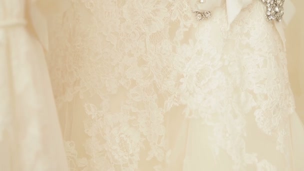 Weißes Hochzeitskleid in Brautboutique — Stockvideo