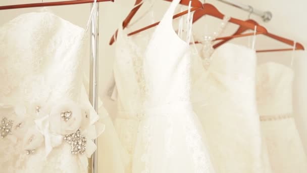 Abiti da sposa in boutique da sposa — Video Stock