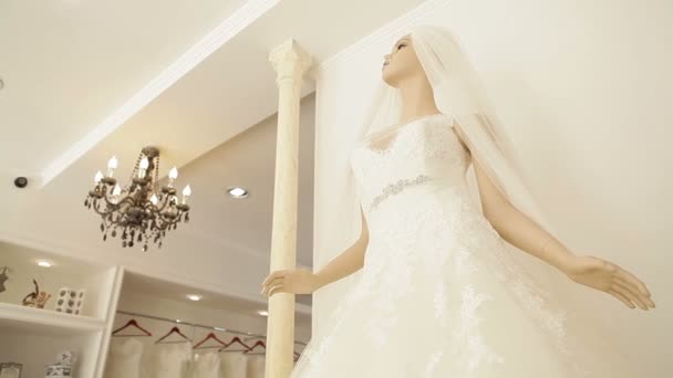 Suknie ślubne w bridal boutique — Wideo stockowe