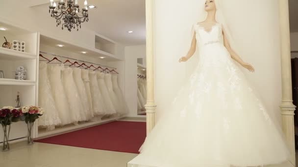 Vestidos de noiva em boutique nupcial — Vídeo de Stock