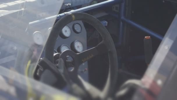 Handen en stuurwiel van kart tijdens beweging op de rails — Stockvideo