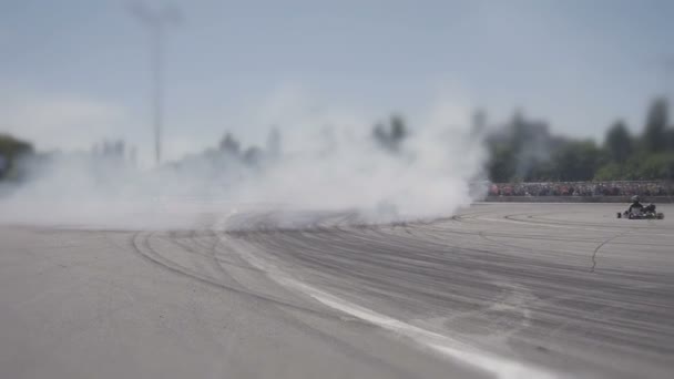 Odessa, Oekraïne - 15 juli: White car drifting zo dicht op de zomer Drift Race — Stockvideo