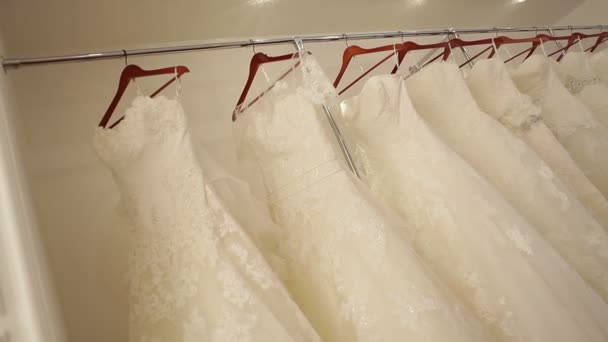 Весільні сукні в весільному бутіку — стокове відео