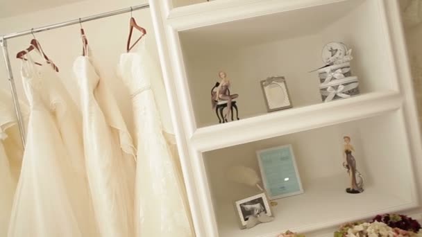 Свадебные платья в свадебном бутике — стоковое видео