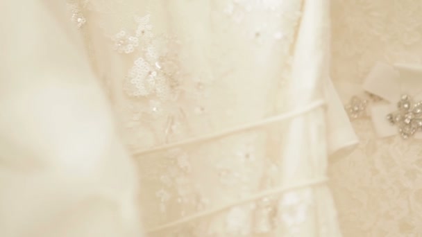 Свадебные платья в свадебном бутике — стоковое видео