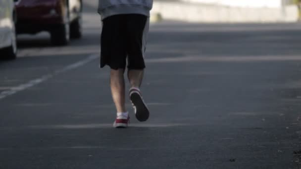 Hombre corriendo al amanecer en la ciudad — Vídeo de stock