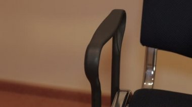 Adam otur ve kravatını düzeltiyor. Yakın çekim