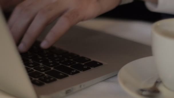 Руки бизнесмена с часами, печатающими на клавиатуре ноутбука — стоковое видео