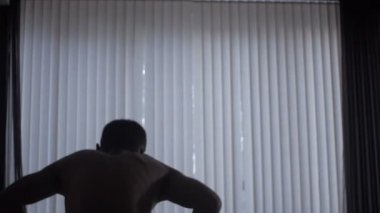 İşadamı uyan ve sabahları Dressed