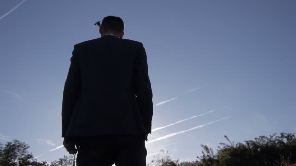 Hombre Mira alrededor del mundo donde en el fondo vuelan las aves en el cielo — Vídeo de stock