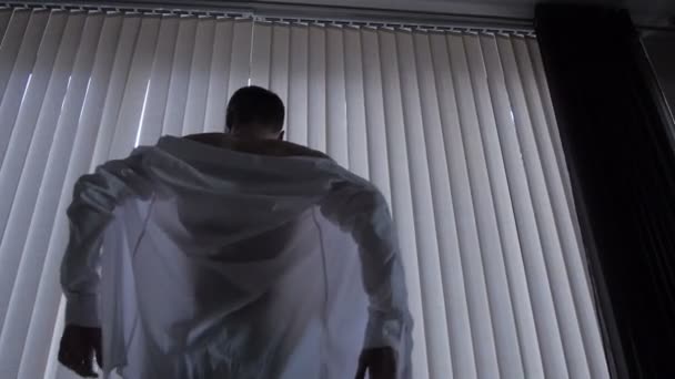 Zakenman Wake up en Dressed in de ochtend — Stockvideo