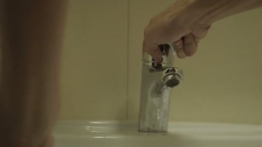 Adam yüzünü bir havuzu tarafından yıkama onun 20s