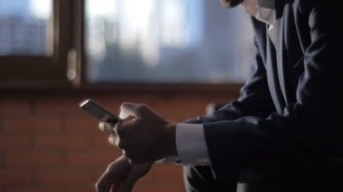 adam cep telefonuyla akşam zaman kahve evin içinde bir mesaj yazarak