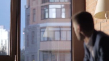 adam cep telefonuyla akşam zaman kahve evin içinde bir mesaj yazarak