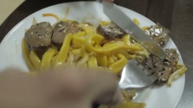 İşadamı zevk evde akşam yemeği