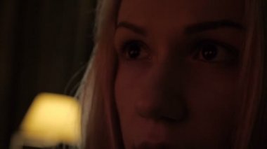 Tv ekran konsantre adlı genç kız kadar kapatın