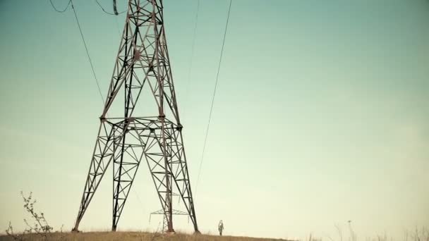 Fille marchant près des lignes de l'électicité dans la friche en Ukraine — Video