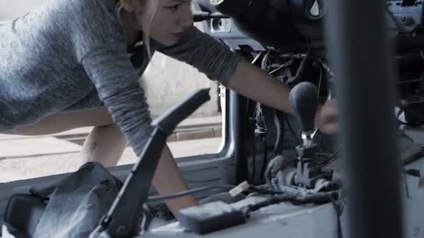 Привлекательная женщина рылась в обнаженной машине — стоковое видео