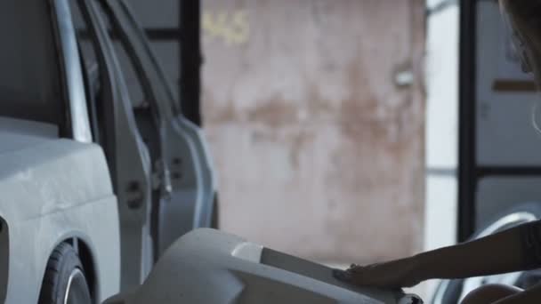 Attrayant femme effacer une partie de la voiture ne fonctionne pas dans le garage 