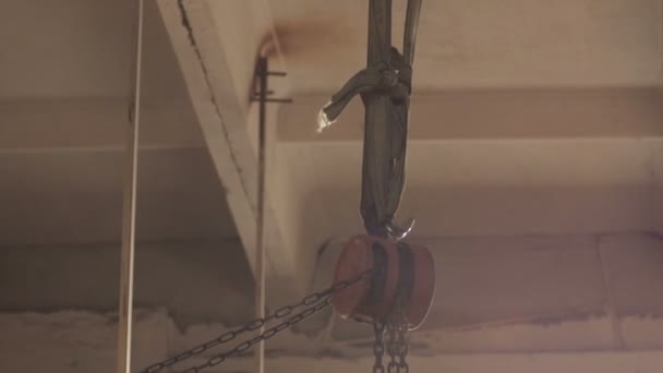 Fille en jeans fouiller dans le moteur nu suspendu dans le garage 