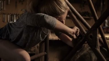 Garajda araçlar mekanik çalışan genç kadın